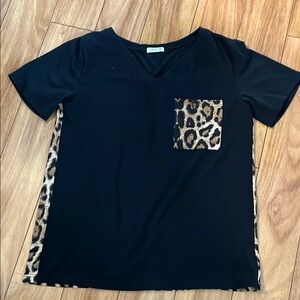 Chic Black Leopard Print Pocket Tee